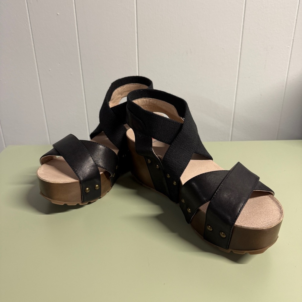 National Comfort Women's Mellie Wedge Sandal, black, size 8